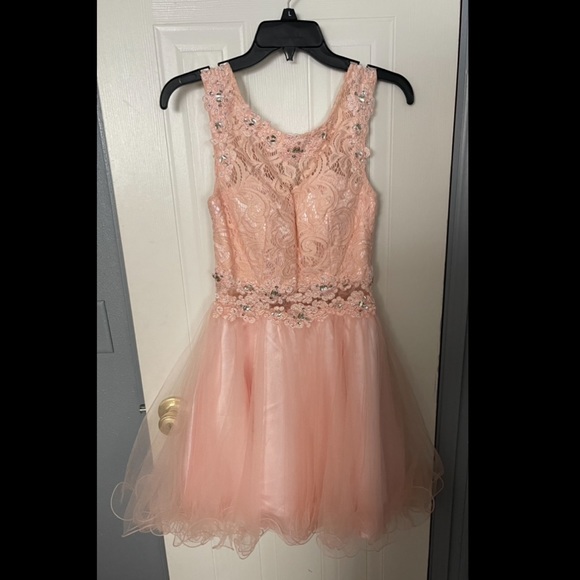 Dresses & Skirts - Small dress only worn once and is in great condition